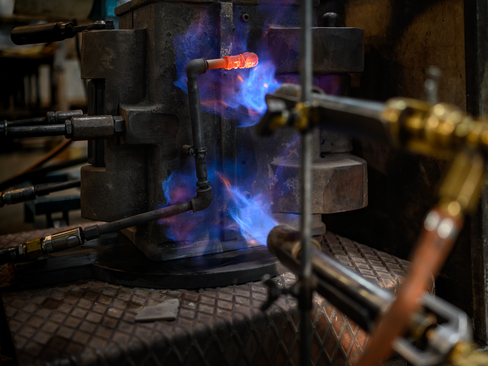 Photographie réalisée dans le cadre d'un reportage corporate à la manufacture Lalique. © Christoph de Barry