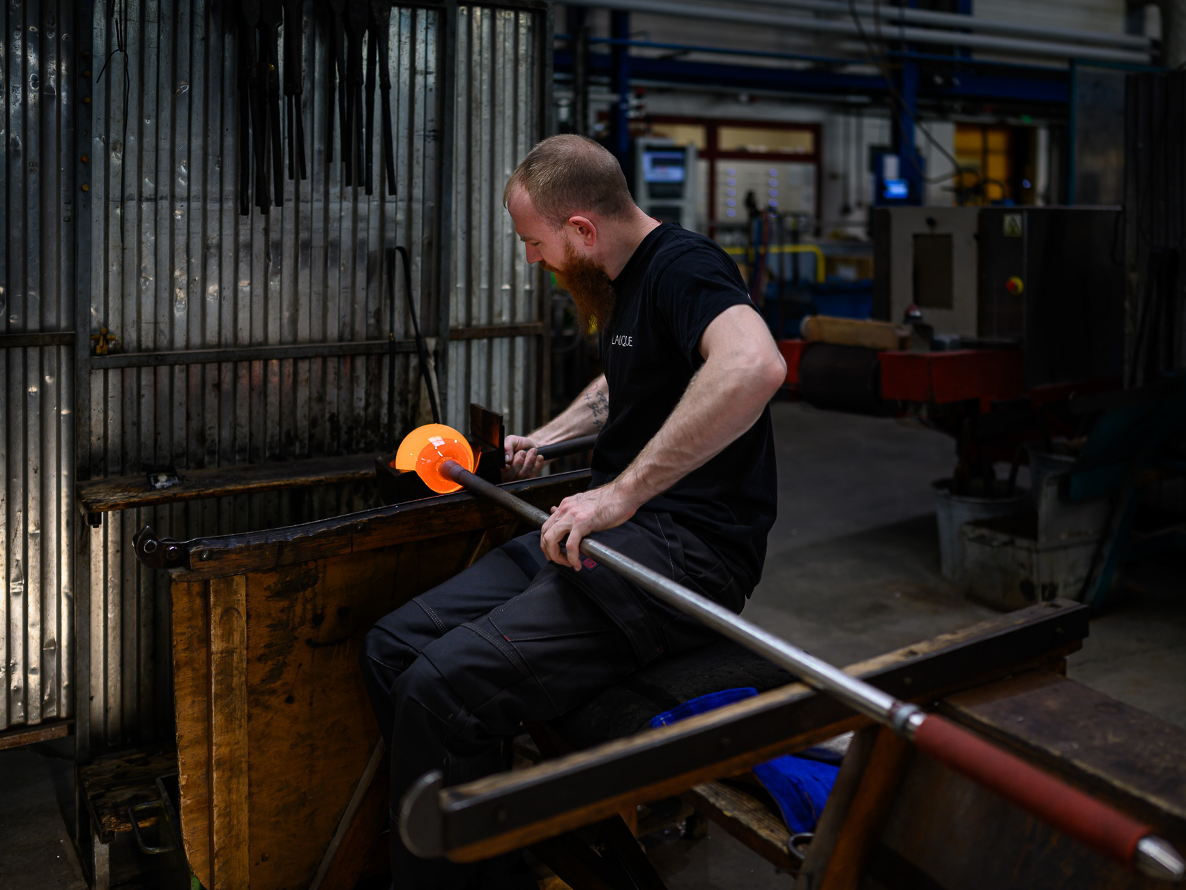Photographie réalisée dans le cadre d'un reportage corporate à la manufacture Lalique. © Christoph de Barry