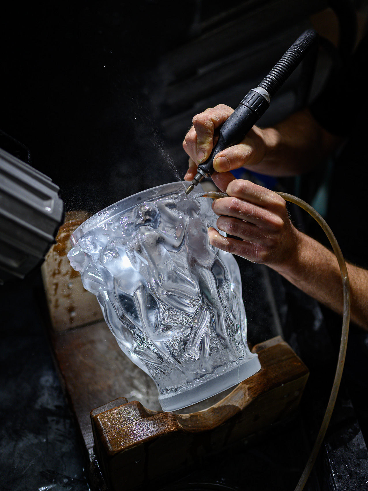 Photographie réalisée dans le cadre d'un reportage corporate à la manufacture Lalique. © Christoph de Barry