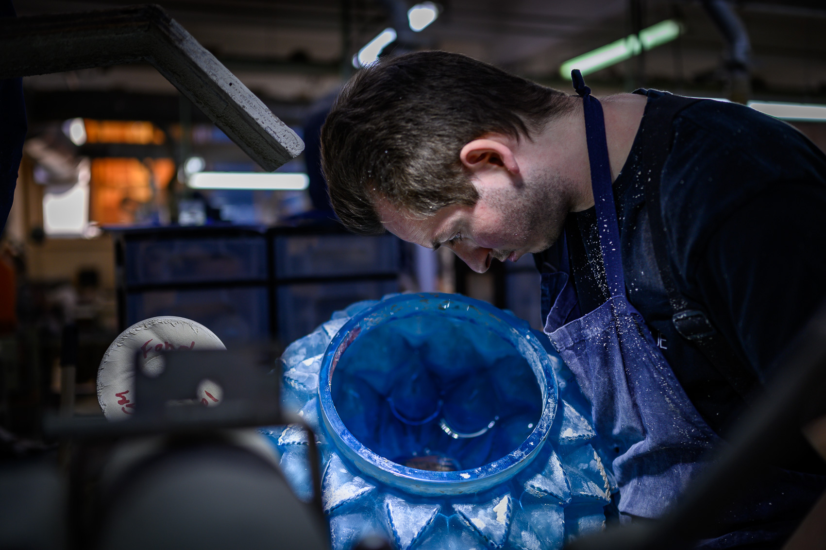 Photographie réalisée dans le cadre d'un reportage corporate à la manufacture Lalique. © Christoph de Barry