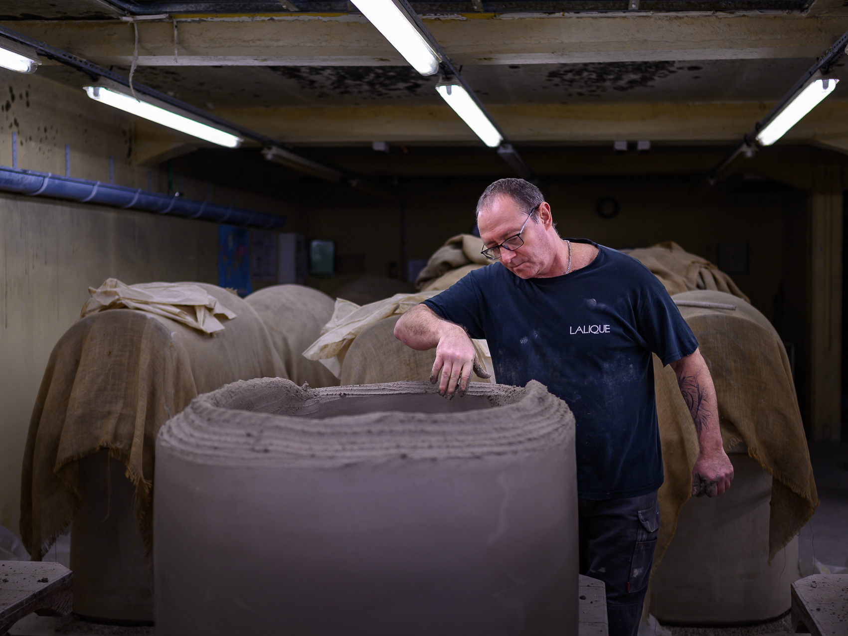 Photographie réalisée dans le cadre d'un reportage corporate à la manufacture Lalique. © Christoph de Barry