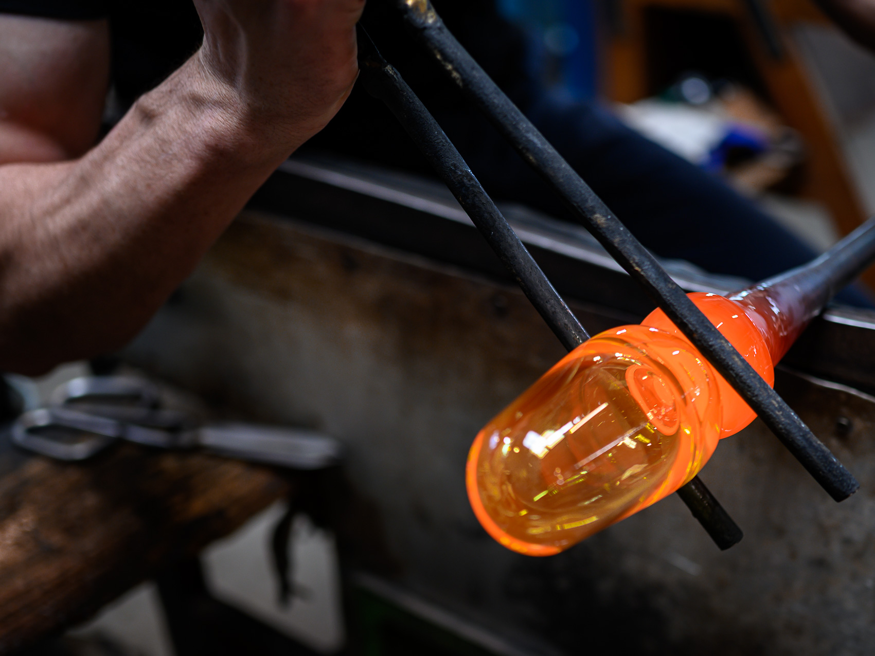 Photographie réalisée dans le cadre d'un reportage corporate à la manufacture Lalique. © Christoph de Barry