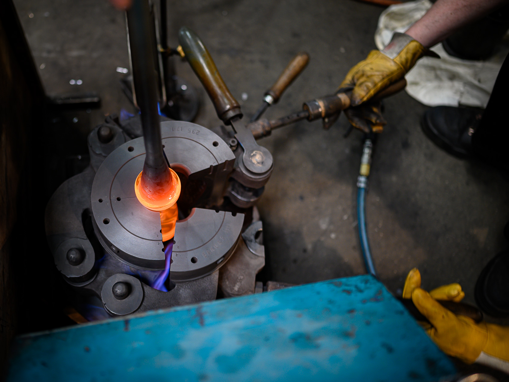 Photographie réalisée dans le cadre d'un reportage corporate à la manufacture Lalique. © Christoph de Barry