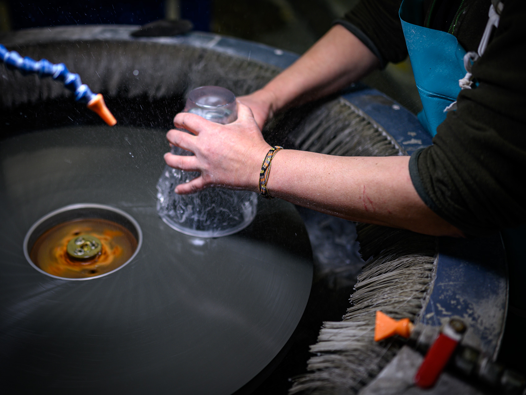 Photographie réalisée dans le cadre d'un reportage corporate à la manufacture Lalique. © Christoph de Barry