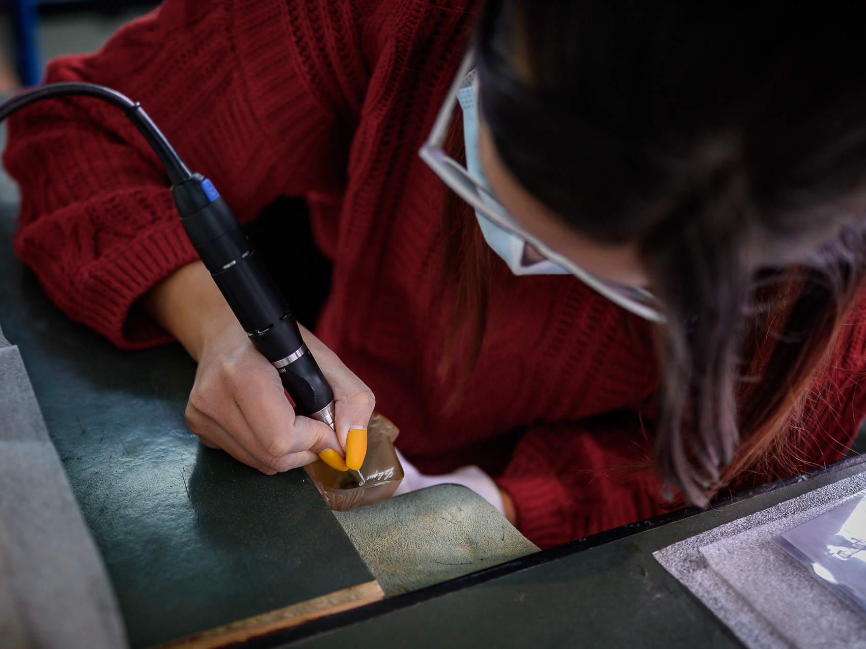 Photographie réalisée dans le cadre d'un reportage corporate à la manufacture Lalique. © Christoph de Barry